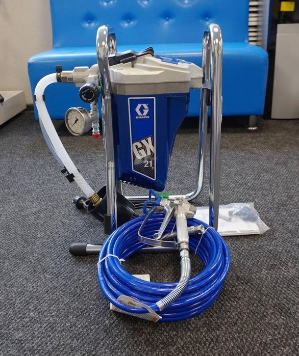 Покраска стен,. Отделка. Установка плинтус.