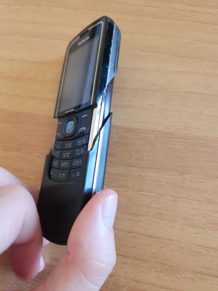 Nokia 8600 Luna.