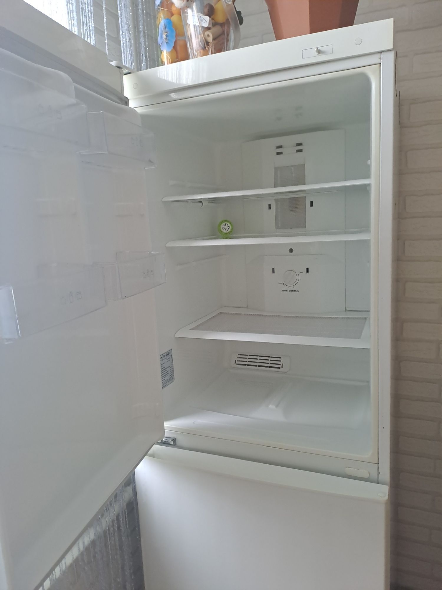 Продам холодильник требует ремонта