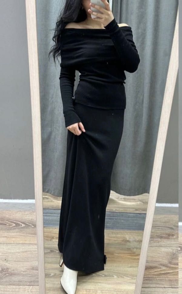 Черное платье с открытыми плечами