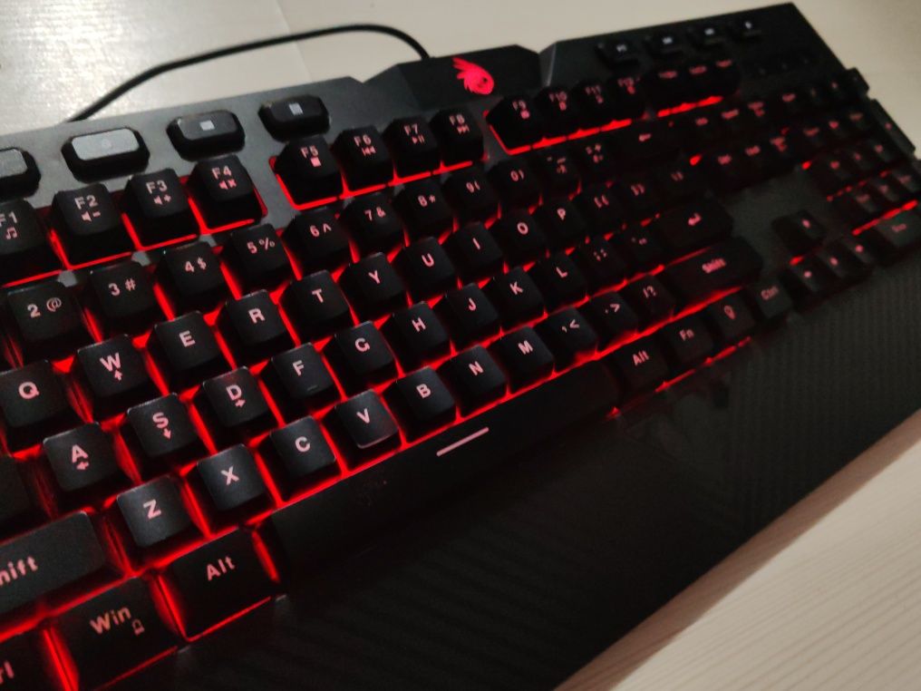 Tastatura gaming cu leduri