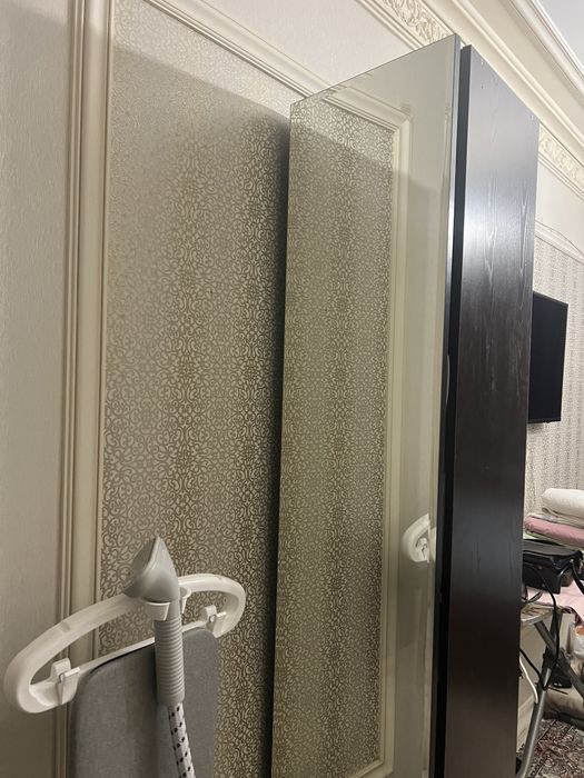 Высокий Шкаф с зеркалом.