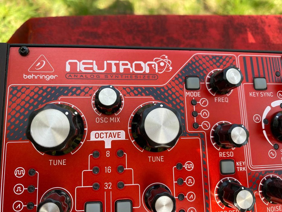 Аналоговый синтезатор Behringer Neutron