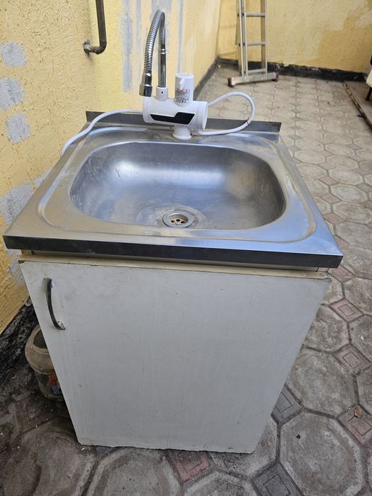 Мойка с краном для горячей воды