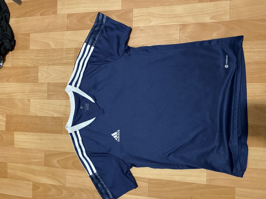 продам футболку Adidas оригинал в отличном состоянии