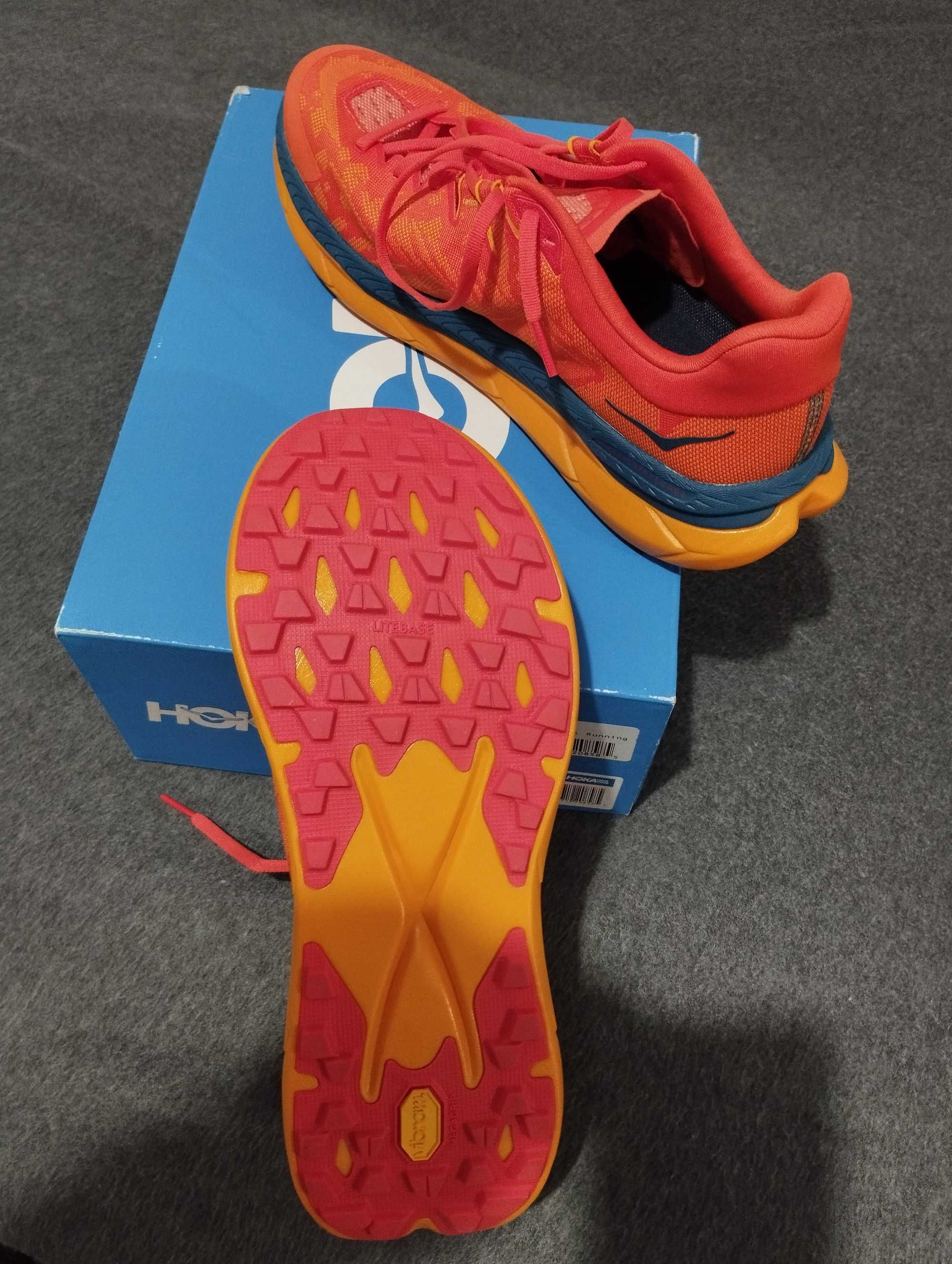 Продавам нови маратонки Hoka Tecton X.