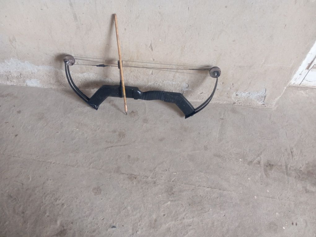 Compound bow kuchli ressordan tayyorlangan