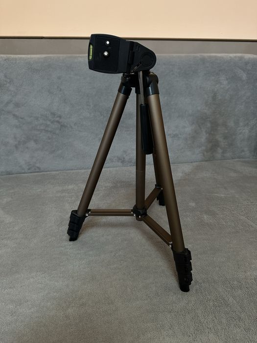 Фотоапарат Canon EOS 700D с обектив EFS 18-55mm, подарък статив