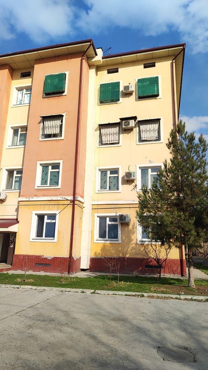 Срочно   Куйлик 1 массивда 2 хонали уй сотилади. 2015 йил курилган.