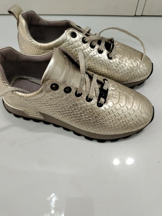 Б/у кроссовка. Турция 36р. Цвет золото