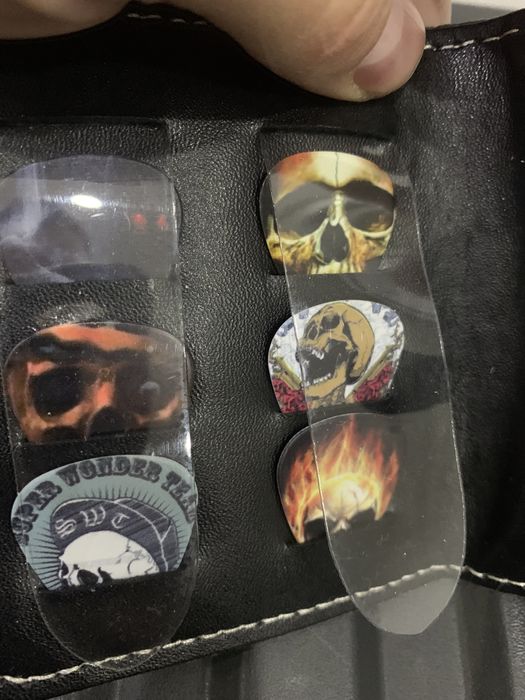 Чисто нови перца за китара - AC/DC, Iron Maiden, черепи…