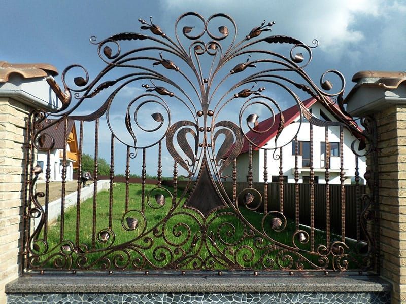 Porți, garduri și balcoane din fier forjat