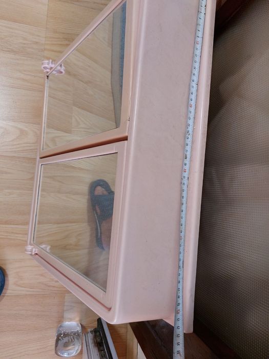 Продавам употребявано шкафче за баня.