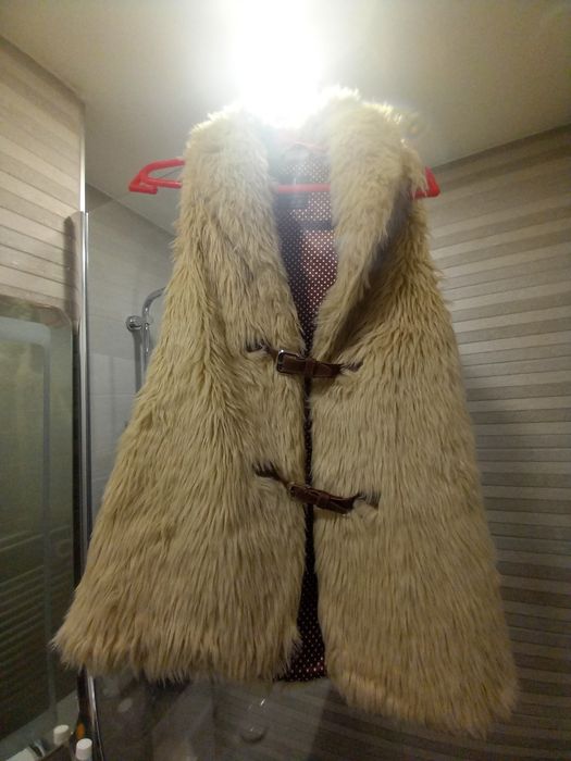 Vând vesta de blana bej