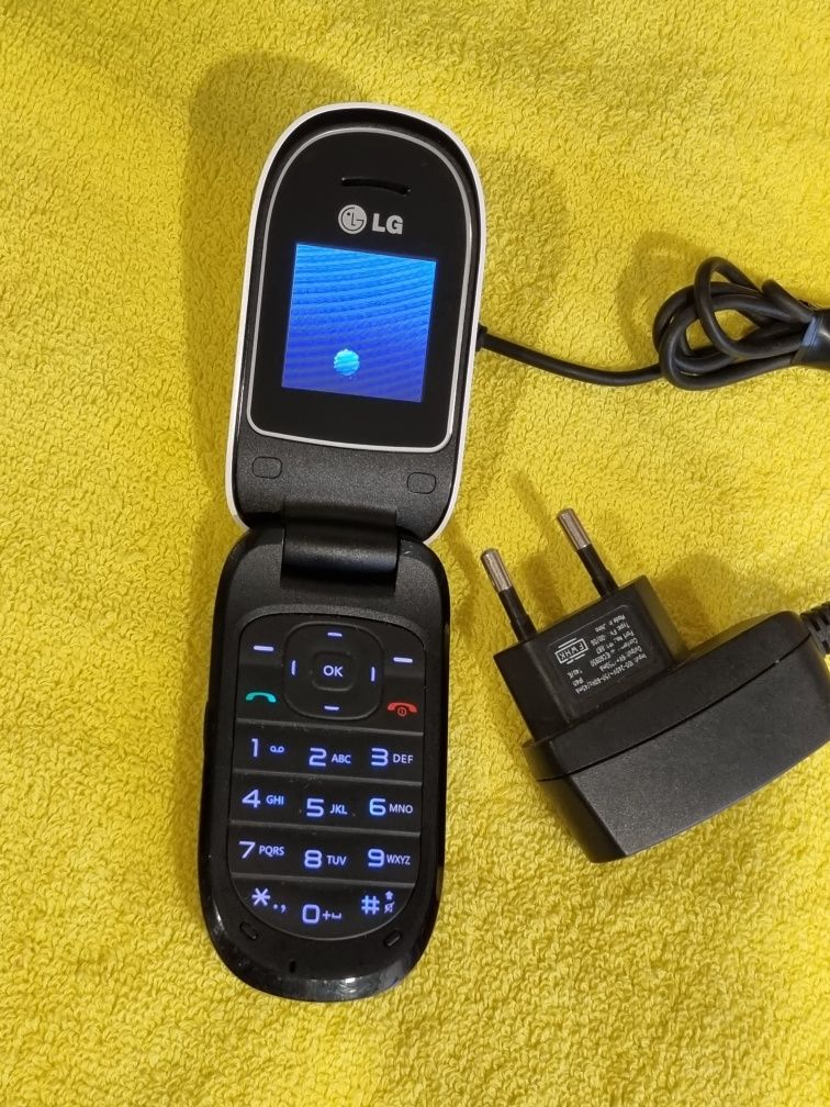 Telefon cu clapeta LG perfect funcțional cu display dublu
