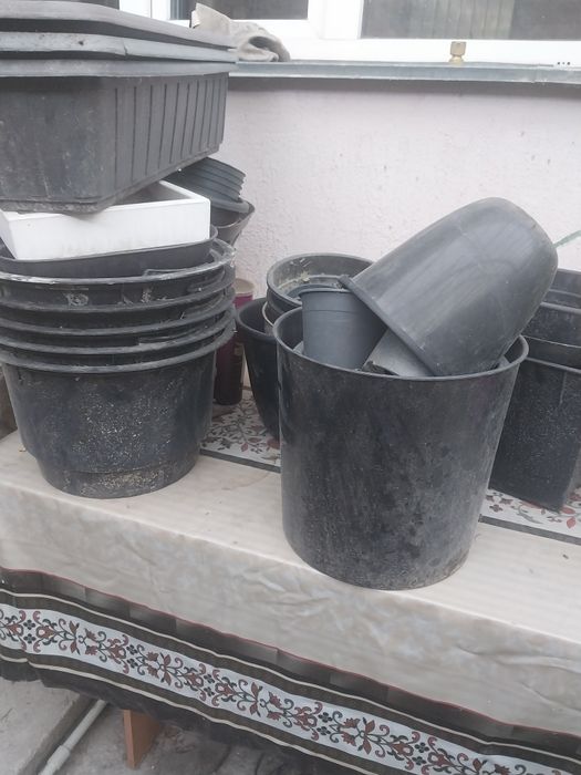 Горшки и вазоны разного размера и формы