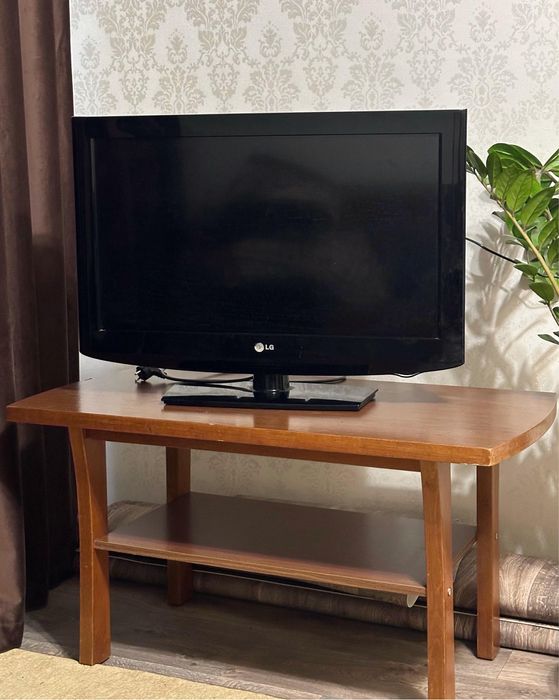 Телевизор LG телик ковер клем столик