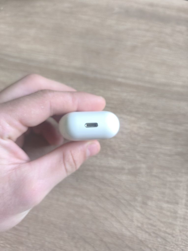 AirPods 2 с много добро качество за цената си.