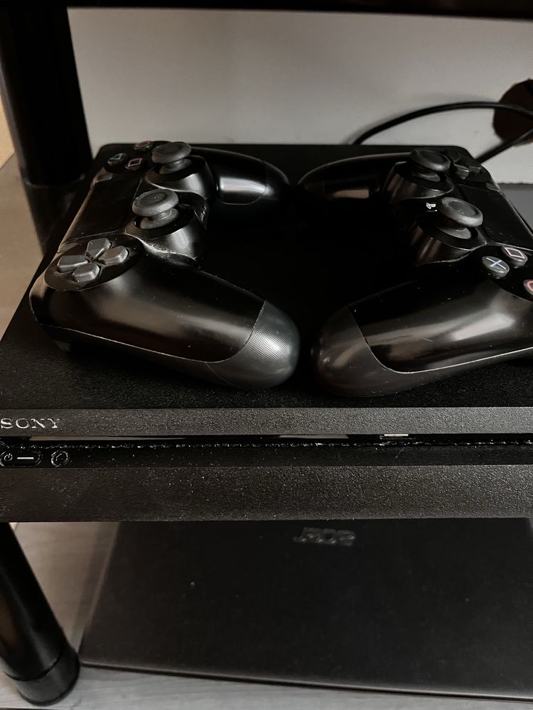 PS4-игровая консоль