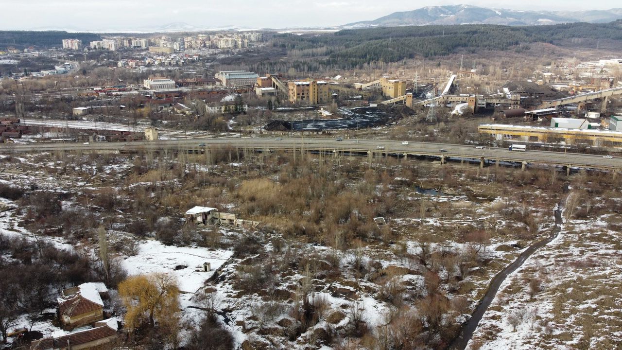 Продава се Парцел в Перник, Промишлена зона - 81293 кв.м за 45 €/кв.м - Снимка #3