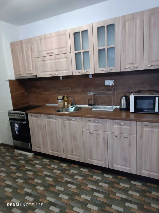 Под наем ,триснаен апартамент .