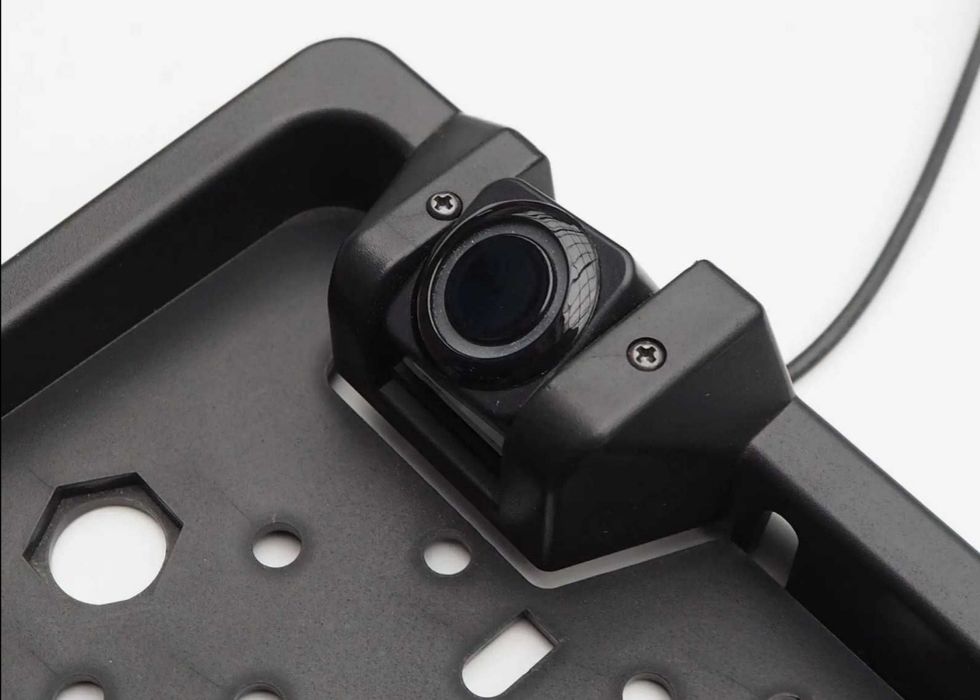 Стойка регистрационен номер с камера и два паркотроник сензора