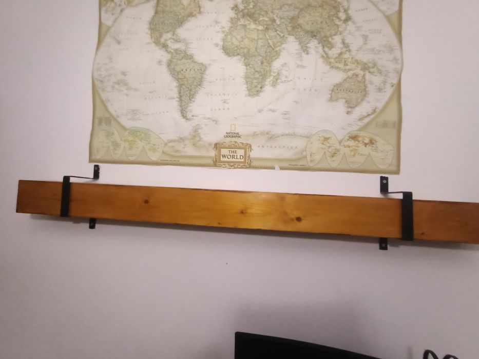 Polița din lemn cu suporți metalici