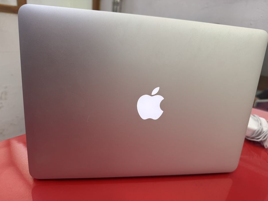 MacBook Air 13” (Early 2015) – 8GB RAM, 128GB SSD + заря