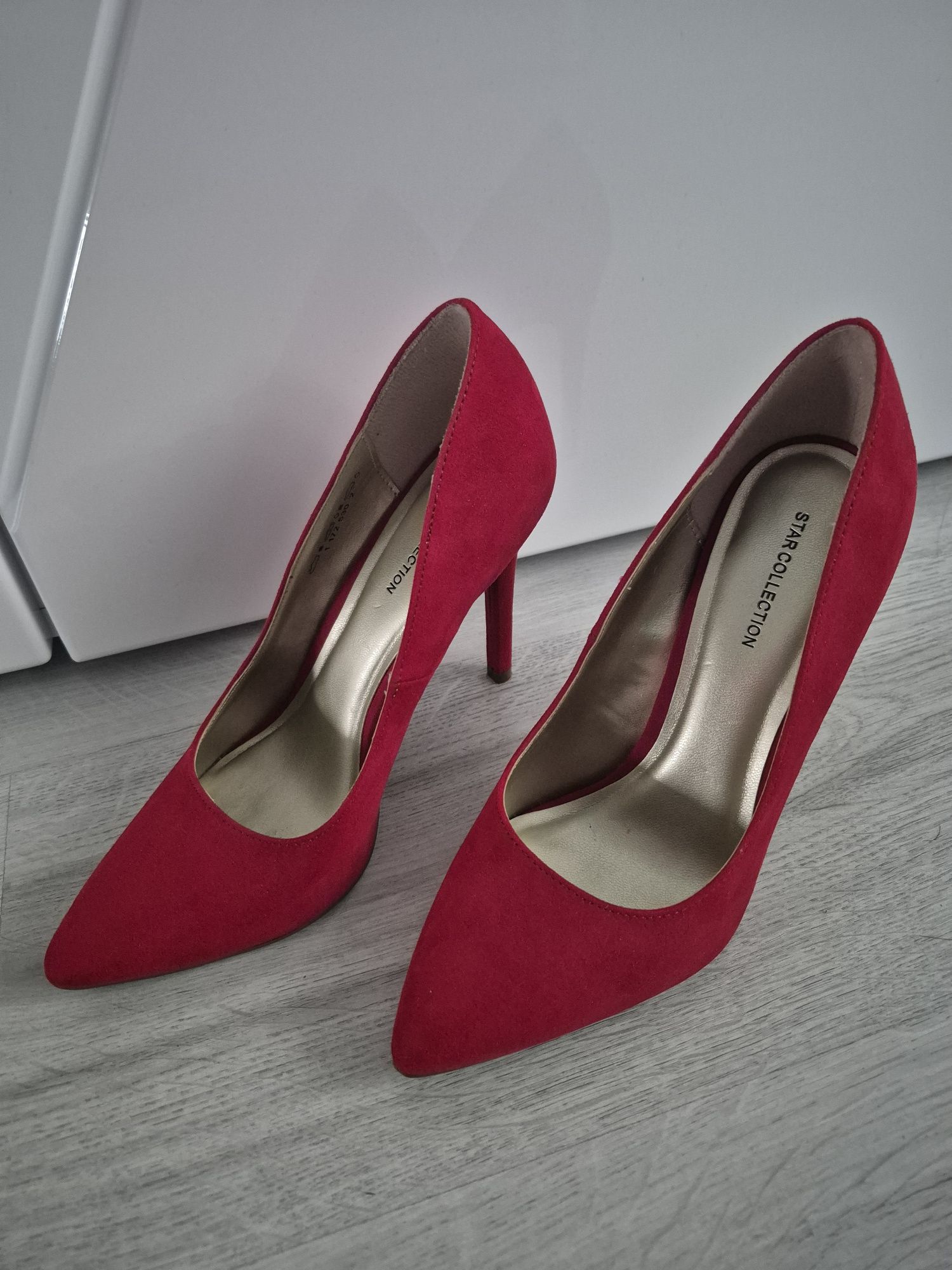 Vând pantofi stiletto