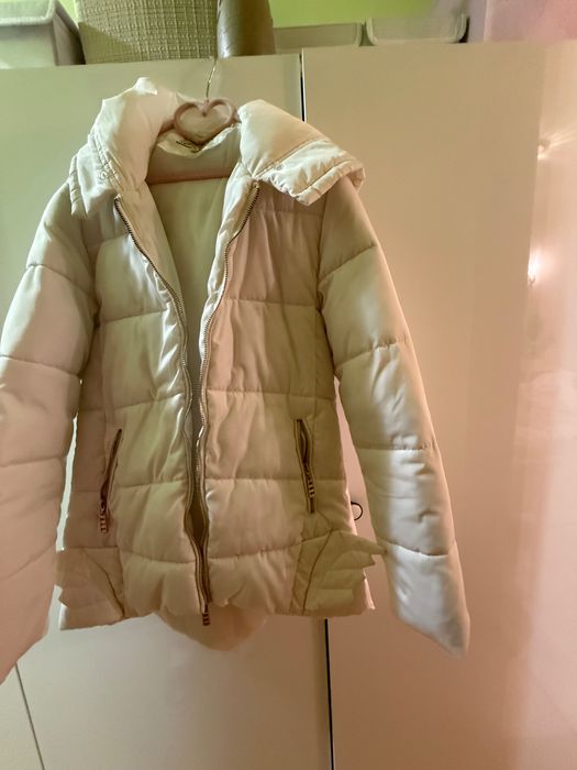 Vând geaca albă bună