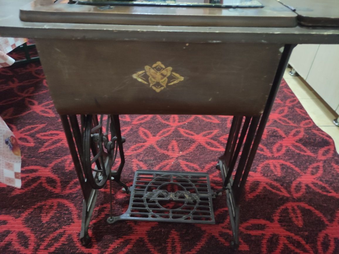Antique sewing machine. В хорошем состоянии.