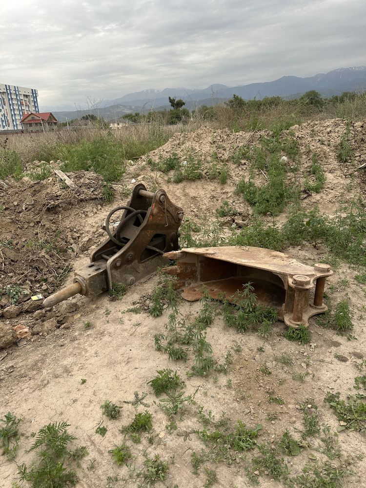 Экскаватор, трактор, гидрамолот