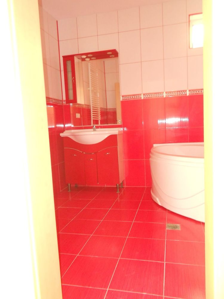 Ofer apartament spre închirie!