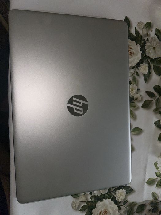 Noutbook sotiladi pachti yengi kop ishlatilinmagan ofisniy