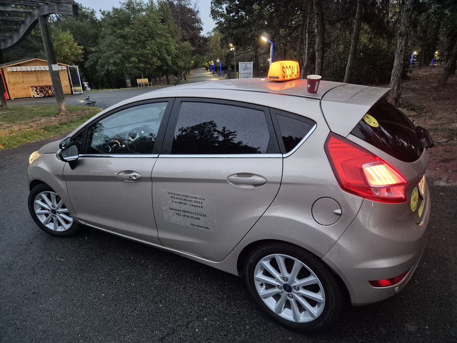 Instructor auto școală șoferi