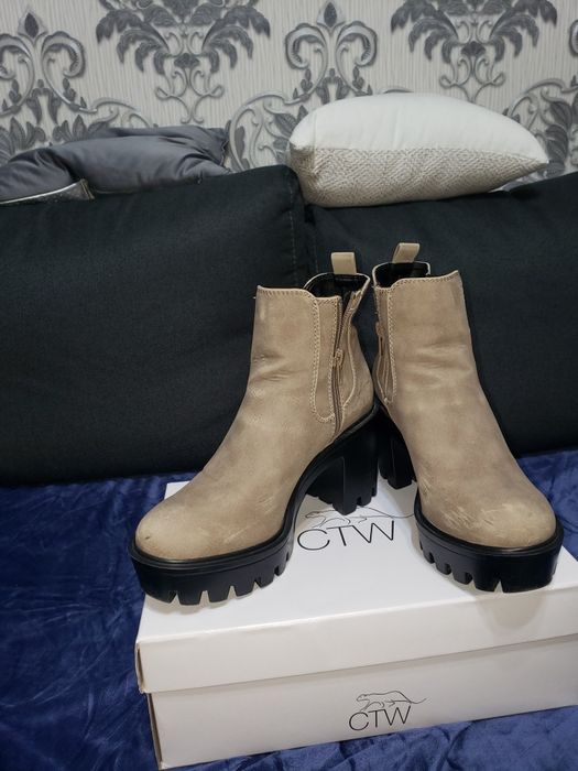 Vand incaltaminte de primavara  marimea 37 si o vesta blanita neagra