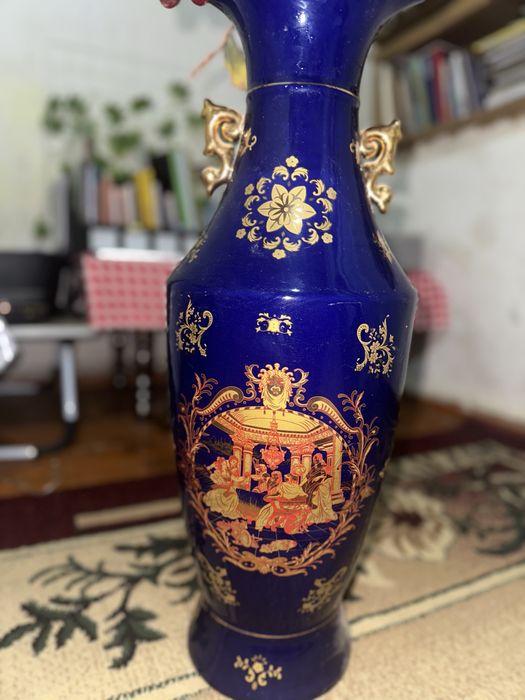 Оригинальная ваза тёмно-синего цвета