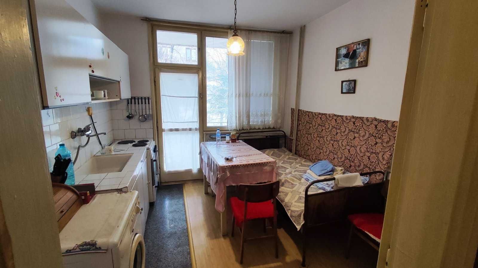Тристаен апартамент до Била 1