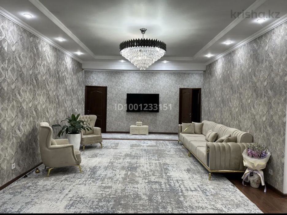 Красивый, уютный , теплый светлый, милый Дом