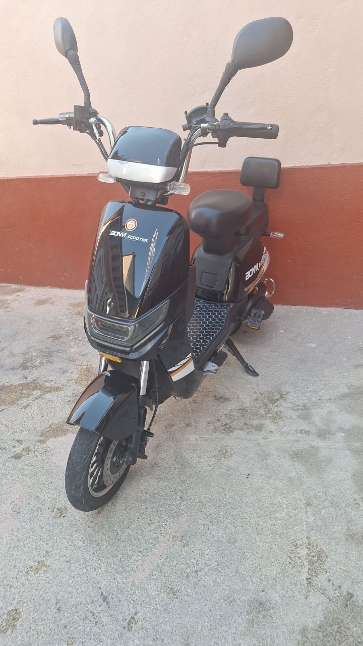 Skuter sotiladi rangi qora jetksli sostenasi zur 4 oy haydalga