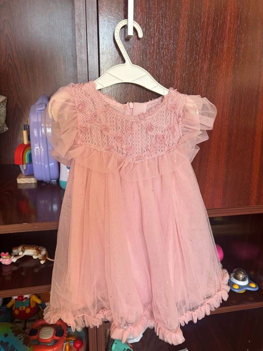 rochiță, potrivită pentru 1–2 ani