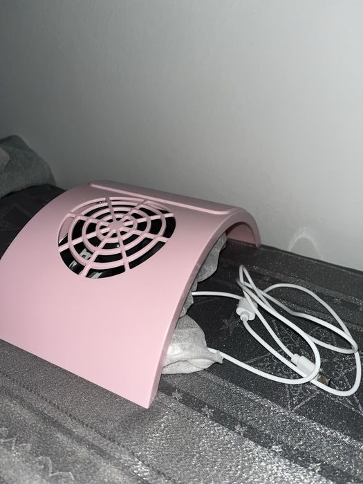 Aspirator de praf pentru unghii