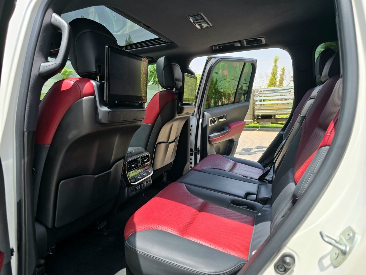 Toyota Land Cruiser 300