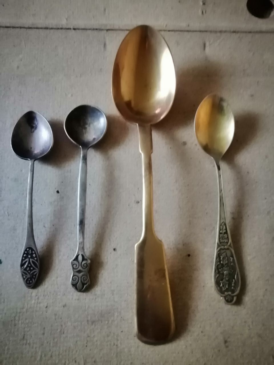 Продаю часы ,ложки,миниатюрку и тд