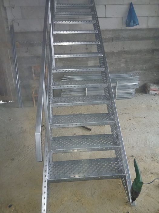 Vindem scări zincate