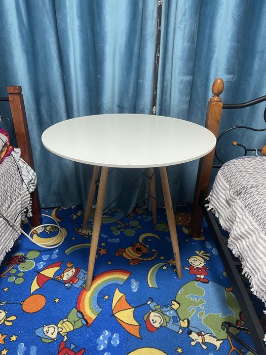 Круглый прочный стол