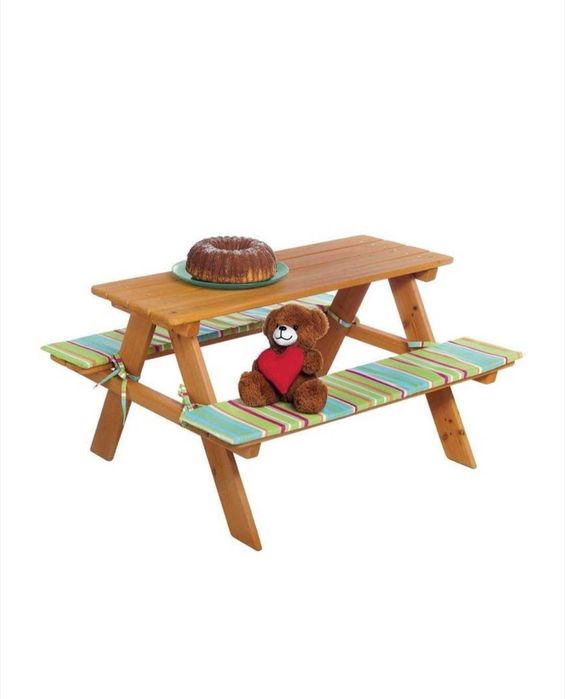 Дървена масичка с пейки