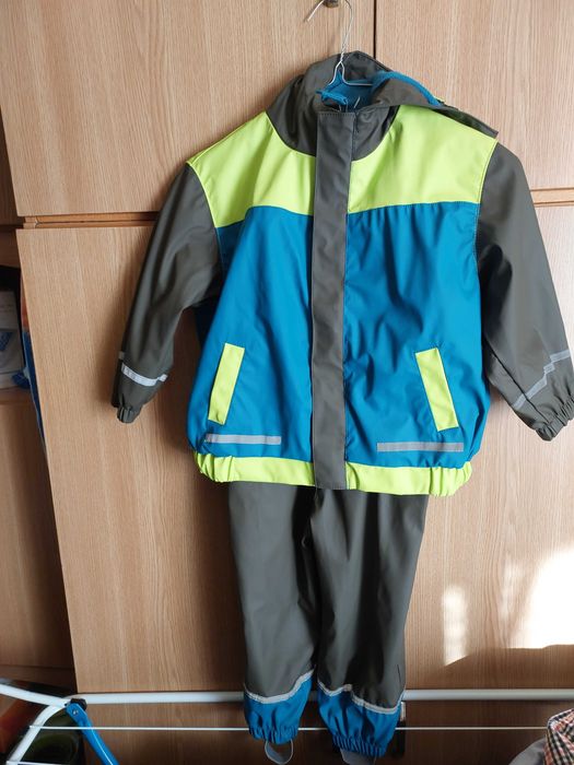 Costum impermeabil