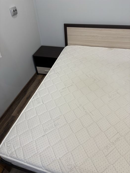 Спалня с нощни шкафчета