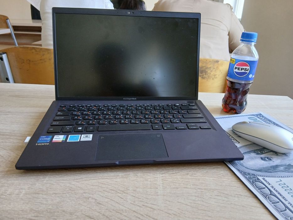 Asus Notbuk holati ideal dakument karobka zaryatchik hamma narsasi bor
